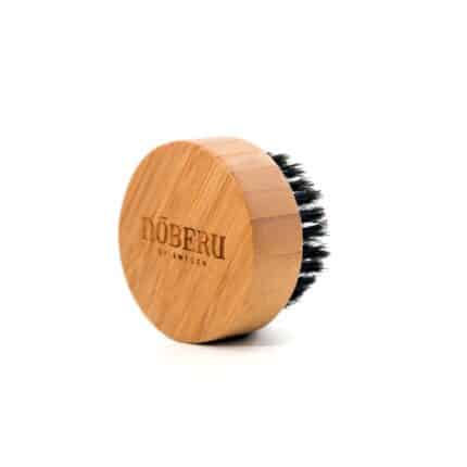 Iš bambuko ir natūralių šerių pagamintas barzdos šepetys yra apvalios formos ir itin patogus naudoti. Šepetys padeda suvaldyti nepaklusnius plaukus jų nepažeisdamas ir nepešdamas. KITA INFORMACIJA:Bamboo and bristles